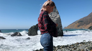 Русская девушка глотает сперму после страстного секса на пляже в Калифорнии