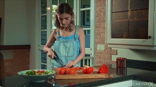 Сексуальный ужин с Eva Elfie: салат и игра с киской