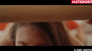 Девушки-лесбиянки соблазняют друг друга в откровенном порно