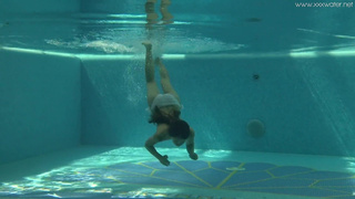 Секс в бассейне с Stefanie Moon – горячее порно видео онлайн