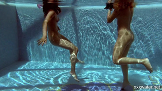 Две нимфы в бассейне: страстное голое плавание