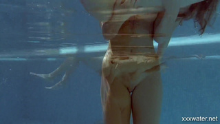 Две нимфы в бассейне: страстное голое плавание