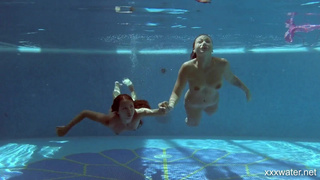 Две нимфы в бассейне: страстное голое плавание