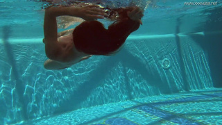 Ирина Руссака в горячем подводном секс-видео