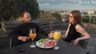 Страстный секс в публичном туалете с официанткой и подругой