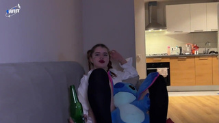 Секс видео онлайн: пьяная девушка не может устоять