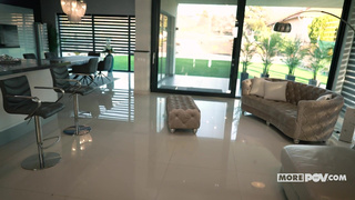 Страстный сюрприз от Stefany Kyler и Liya Silver - эксклюзивное секс видео