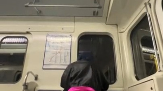 Горячая парочка трахается в метро – смотреть онлайн