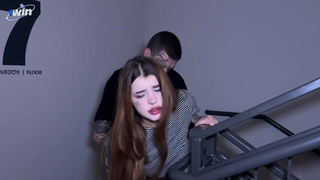 Девушка кончает в подъезде — смотреть порно видео