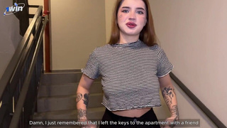 Девушка кончает в подъезде — смотреть порно видео