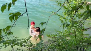 Дикий лесной секс двух подруг — смотреть онлайн