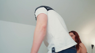 Горячее МЖМ порно видео - Девушка выжимает сперму из двух парней