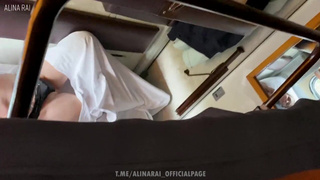 Мамка дрочит и не стесняется: экстремальный секс на колесах