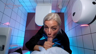 Сотый клиент получил горячий минет от барменши в туалете бара