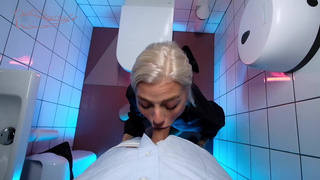 Сотый клиент получил горячий минет от барменши в туалете бара