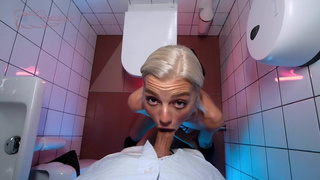 Сотый клиент получил горячий минет от барменши в туалете бара