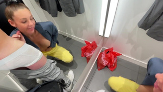 Горячее порно видео в магазине одежды