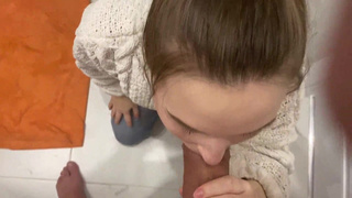 18-летняя блондинка страстно сосет член и глотает сперму в туалете