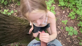 Красотка курит и доминирует в лесном порно