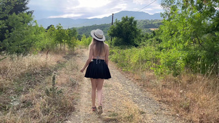 Angelica Heaven дикий лесной секс с мочеиспусканием