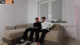 Сёстры решают, у кого член больше — горячее видео для взрослых