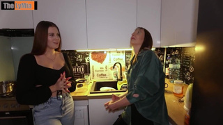 Сёстры решают, у кого член больше — горячее видео для взрослых