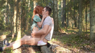 Страстный лесной секс с милой девушкой