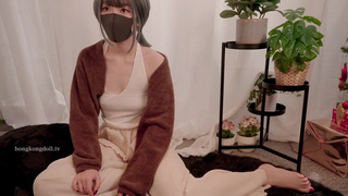 Страстная азиатка раздевается для горячего секса