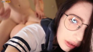 Тиктокерша с пирсингом сосков жестко трахается с соседом