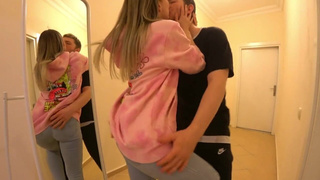 Секс в общественном месте – горячее порно с минетищем и страстными ласками