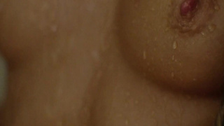 Owl Crystal играет с воском в душе