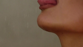 Owl Crystal играет с воском в душе