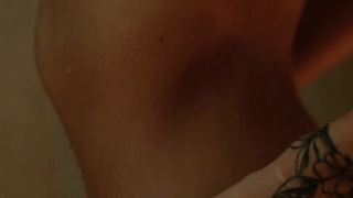 Owl Crystal играет с воском в душе