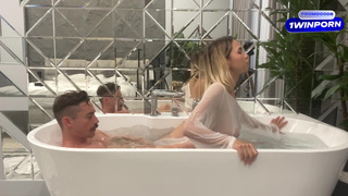 Лил Карина соблазняет в ванной