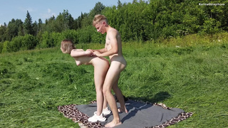 Реальное домашнее видео: жесткий трах Doll Holl