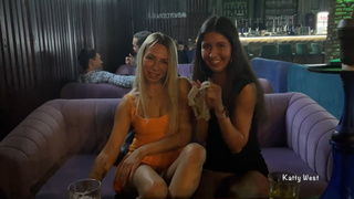 Страстные подруги устроили дикий секс в клубе после алкоголя