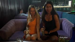 Страстные подруги устроили дикий секс в клубе после алкоголя