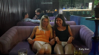 Страстные подруги устроили дикий секс в клубе после алкоголя