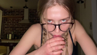 Секс за домашку: студентка отсасывает одногруппнику