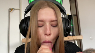 Страстный минет и лишение девственности – эксклюзивное порно видео