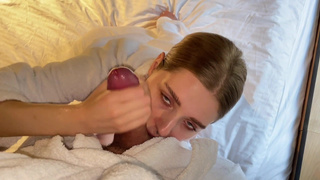 Смотреть онлайн – жаркий утренний секс с кончем на грудь