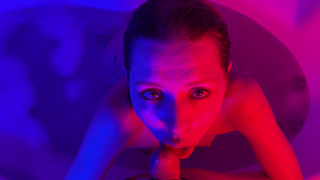 Русская Californiababe сосет и трахается в воде