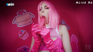 Розововолосая кукла наслаждается игрушкой