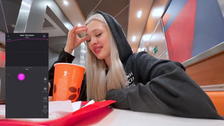 Страстный секс в Макдональдсе — девушка кончает от вибратора и удовольствия