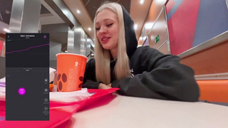 Страстный секс в Макдональдсе — девушка кончает от вибратора и удовольствия