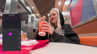 Страстный секс в Макдональдсе — девушка кончает от вибратора и удовольствия