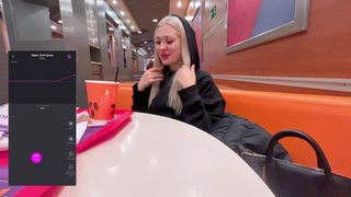 Страстный секс в Макдональдсе — девушка кончает от вибратора и удовольствия