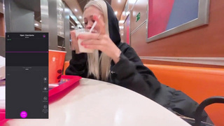 Страстный секс в Макдональдсе — девушка кончает от вибратора и удовольствия