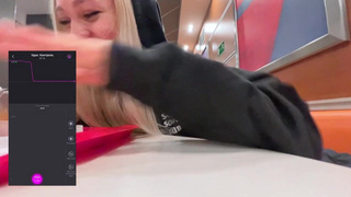 Страстный секс в Макдональдсе — девушка кончает от вибратора и удовольствия