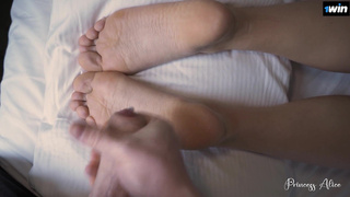 Princess Alice жадно глотает сперму: горячее порно видео с развратной красоткой